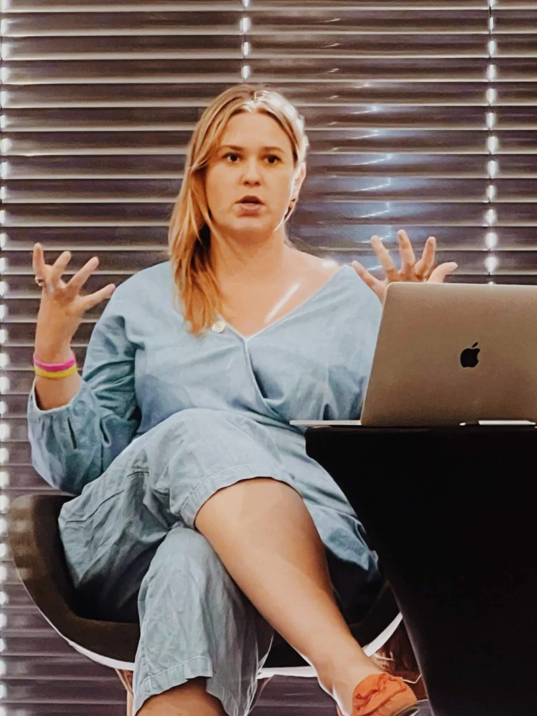 Autentyczność jako praktyka zawodowa i życiowa. O drodze jako fotografki, performerki, koordynatorki intymności opowiada Marta Młot 3 prelekcja Marta Młot wystąpienie publiczne