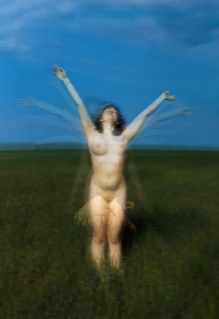 naga kobieta na polu sesja zdjęciowa