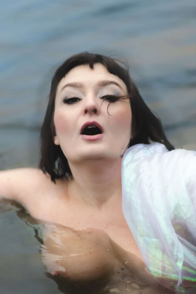 naga kobieta w wodzie sesja zdjęciowa