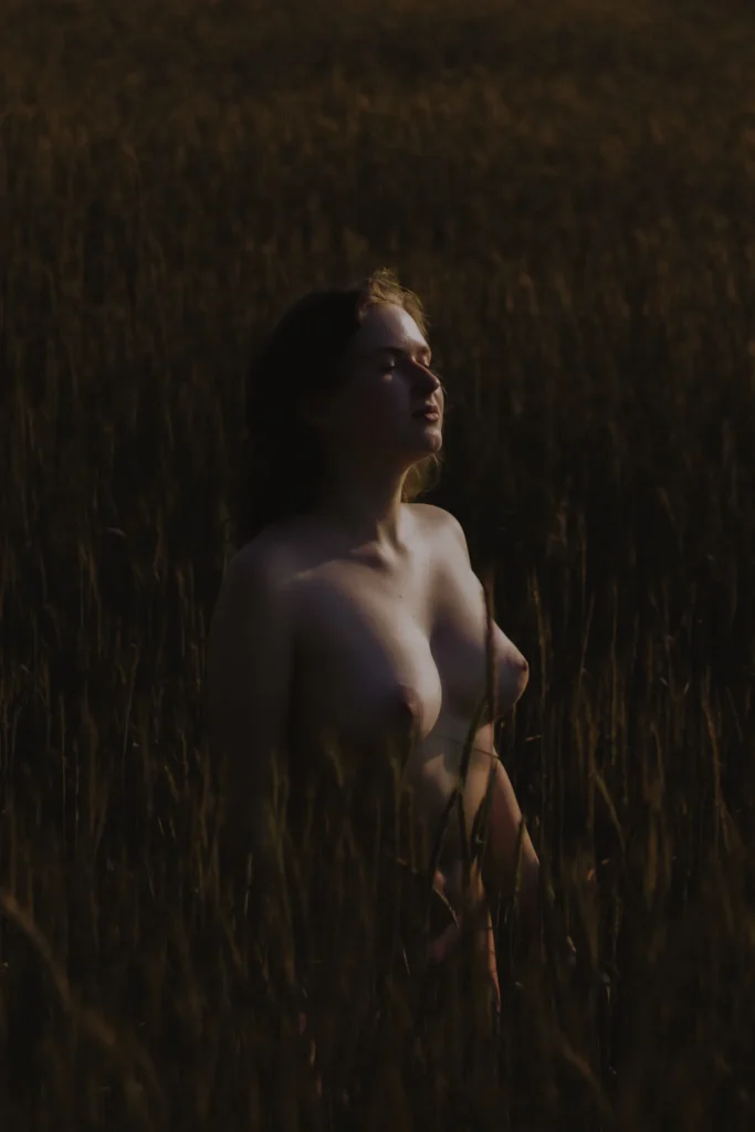 intuicyjna sesja zdjęciowa kobieta w plenerze