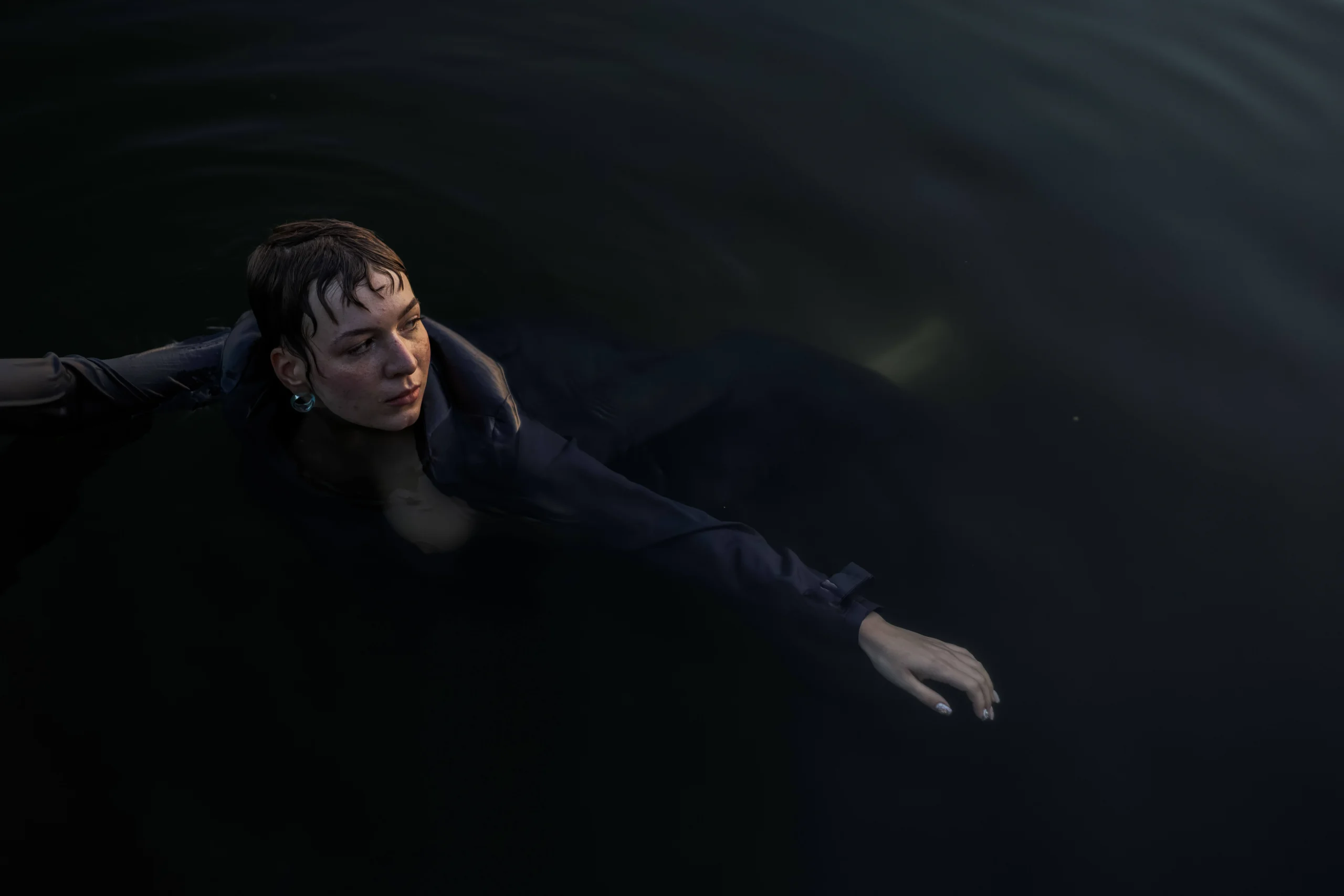 Marta Młot portretowa kobieca sensualna sesja w wodzie