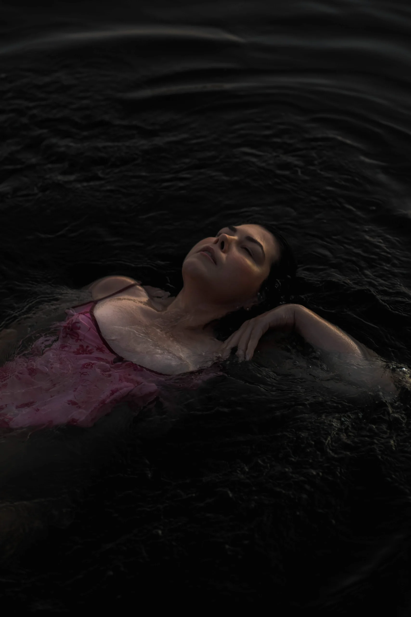 sesja kobieta w sukience w wodzie