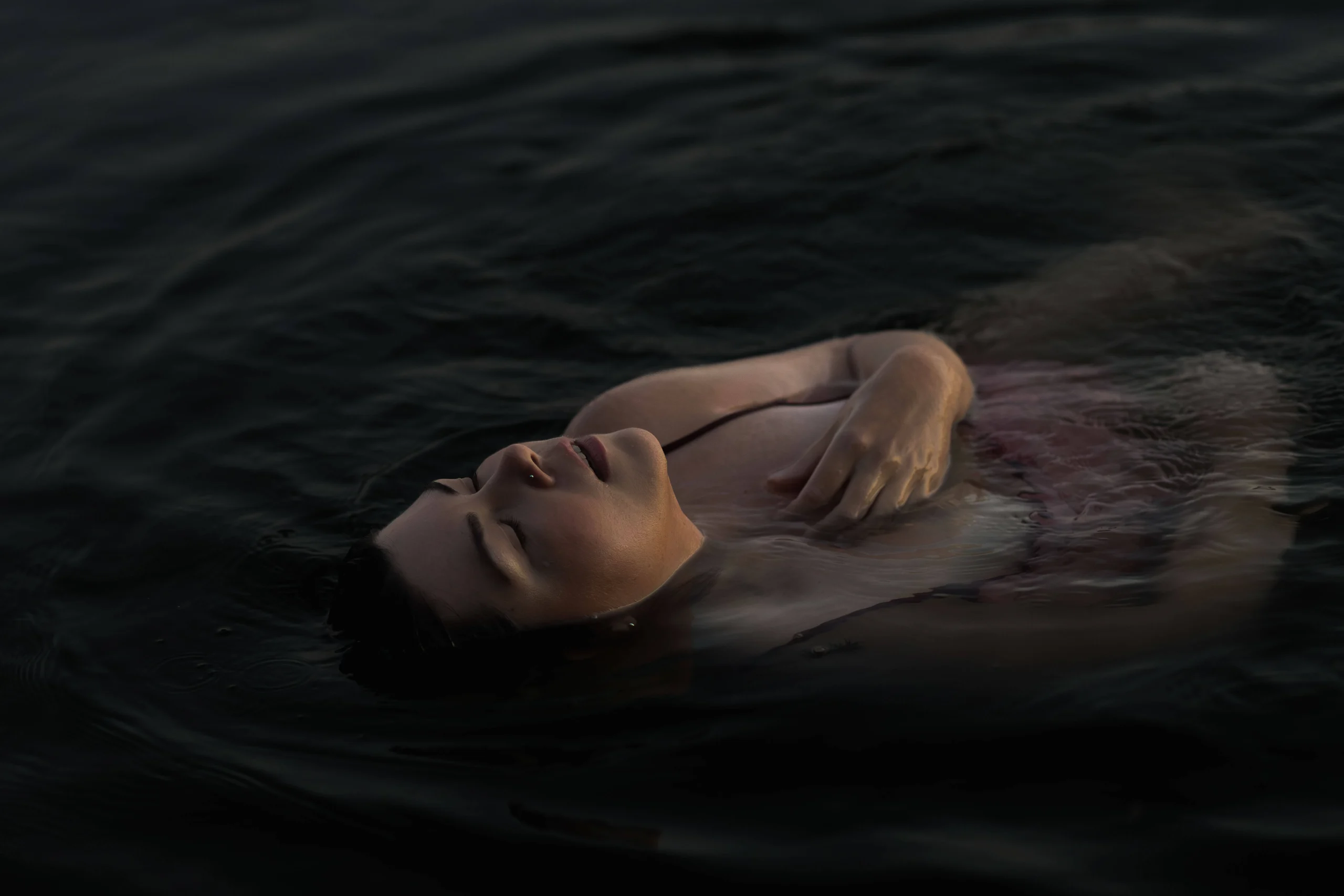 Marta Młot portretowa kobieca sensualna sesja kobieta w wodzie