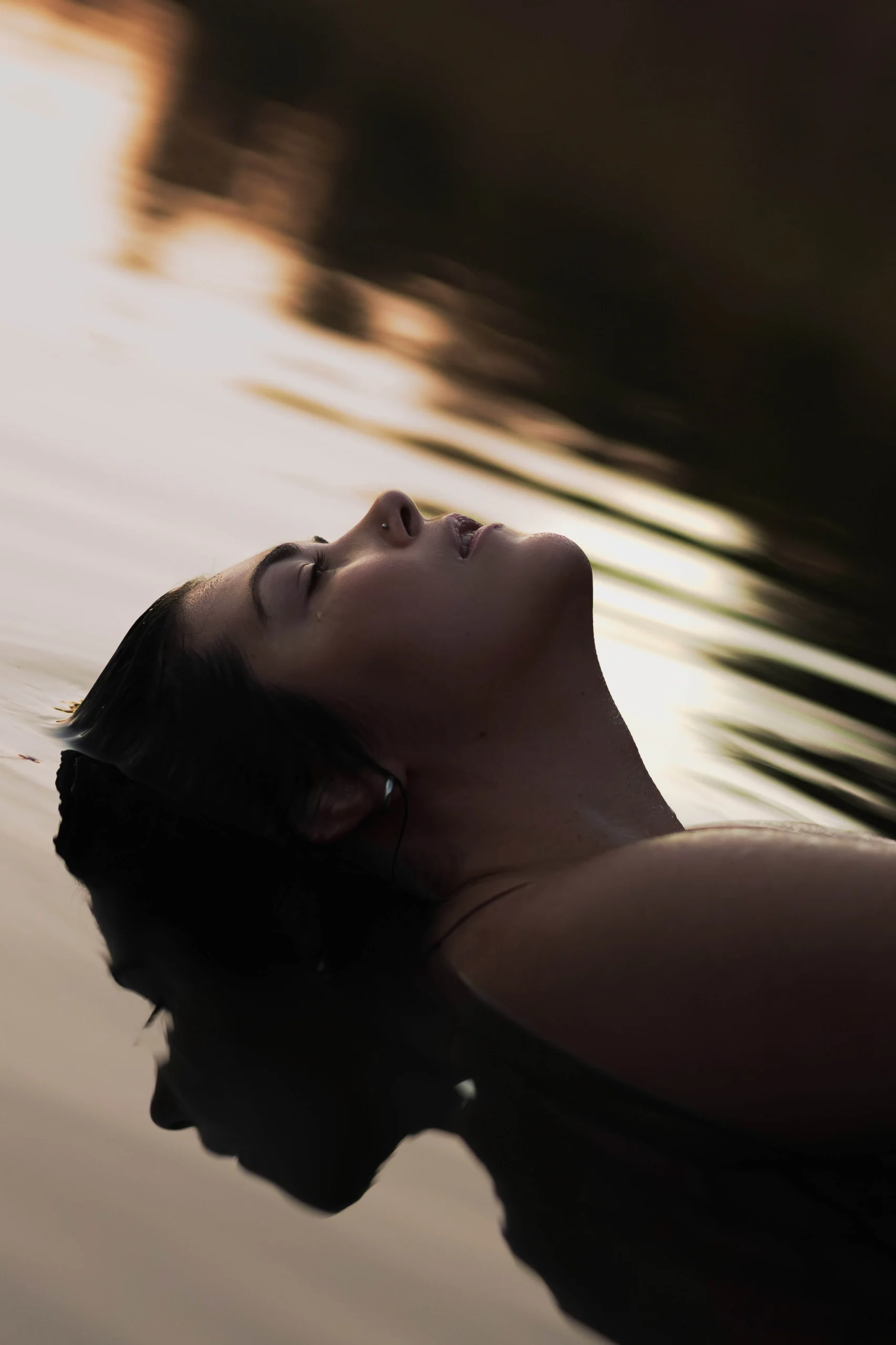 Marta Młot portretowa kobieca sensualna sesja w wodzie