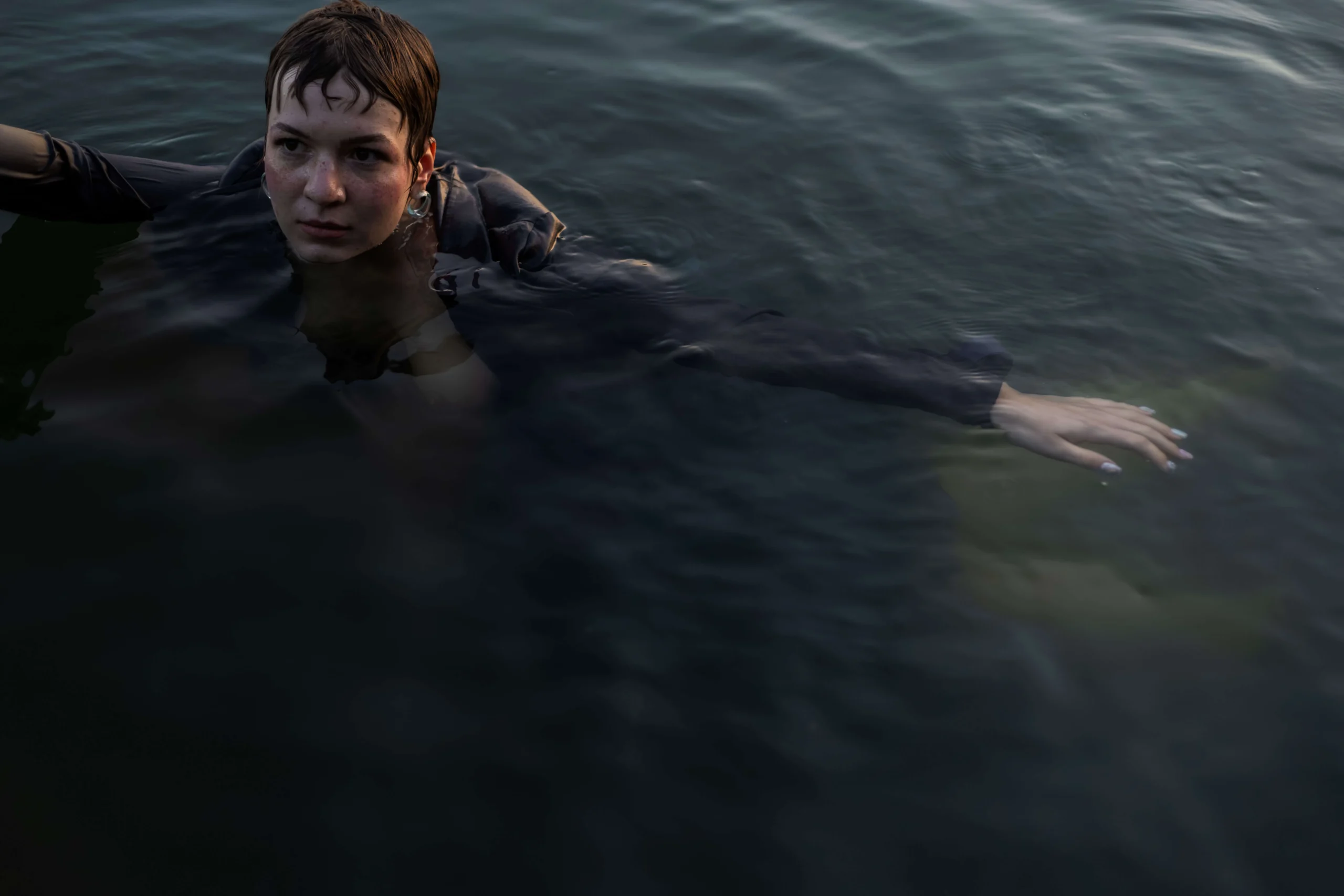 Marta Młot portretowa kobieca sensualna sesja w wodzie