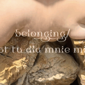 Sklep 15 naga kobieta na skałach - belonging ekofeministyczna opowieść