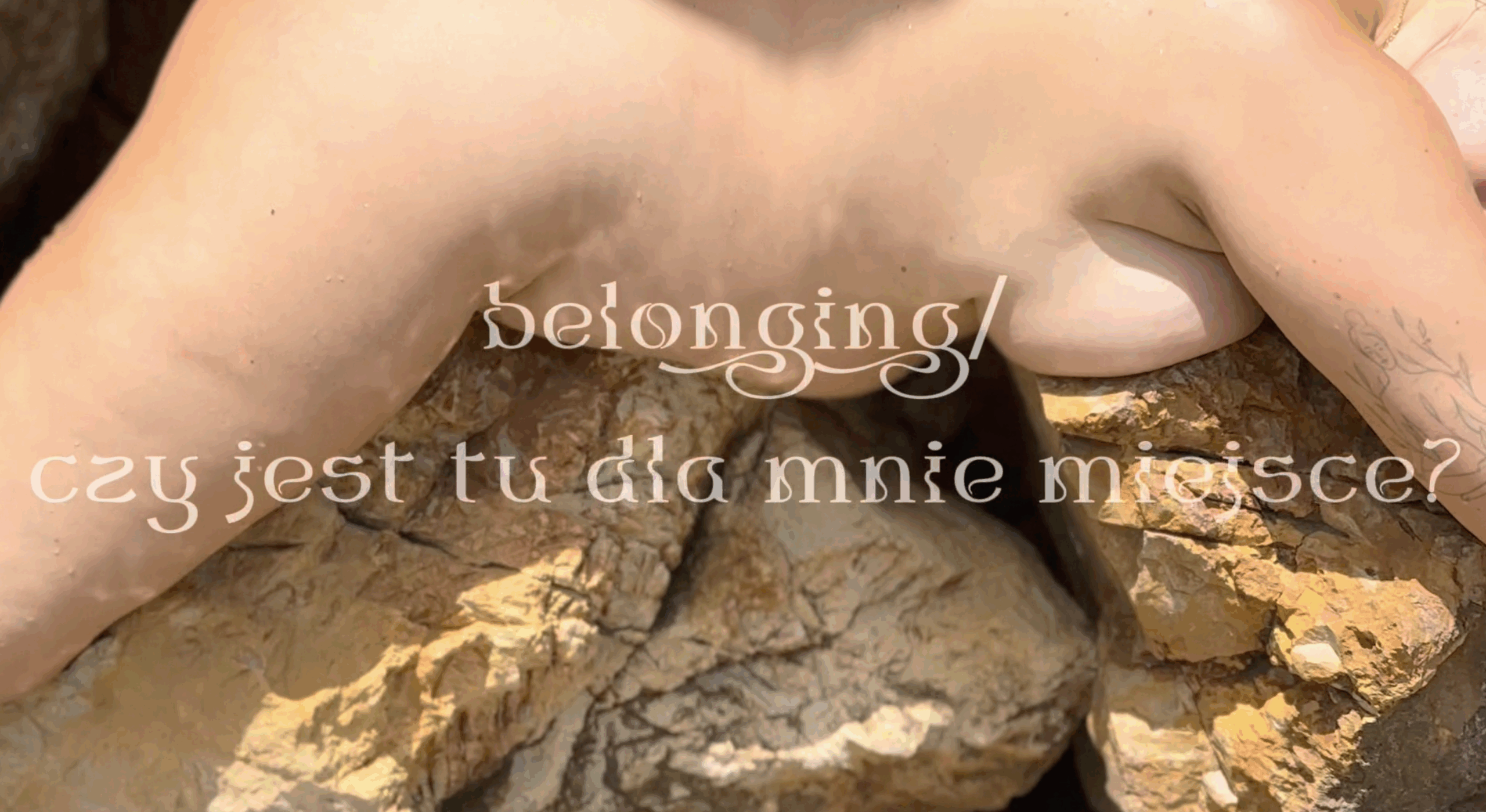 Belonging - czy jest tu dla mnie miejsce? (film) 1 naga kobieta na skałach - belonging ekofeministyczna opowieść