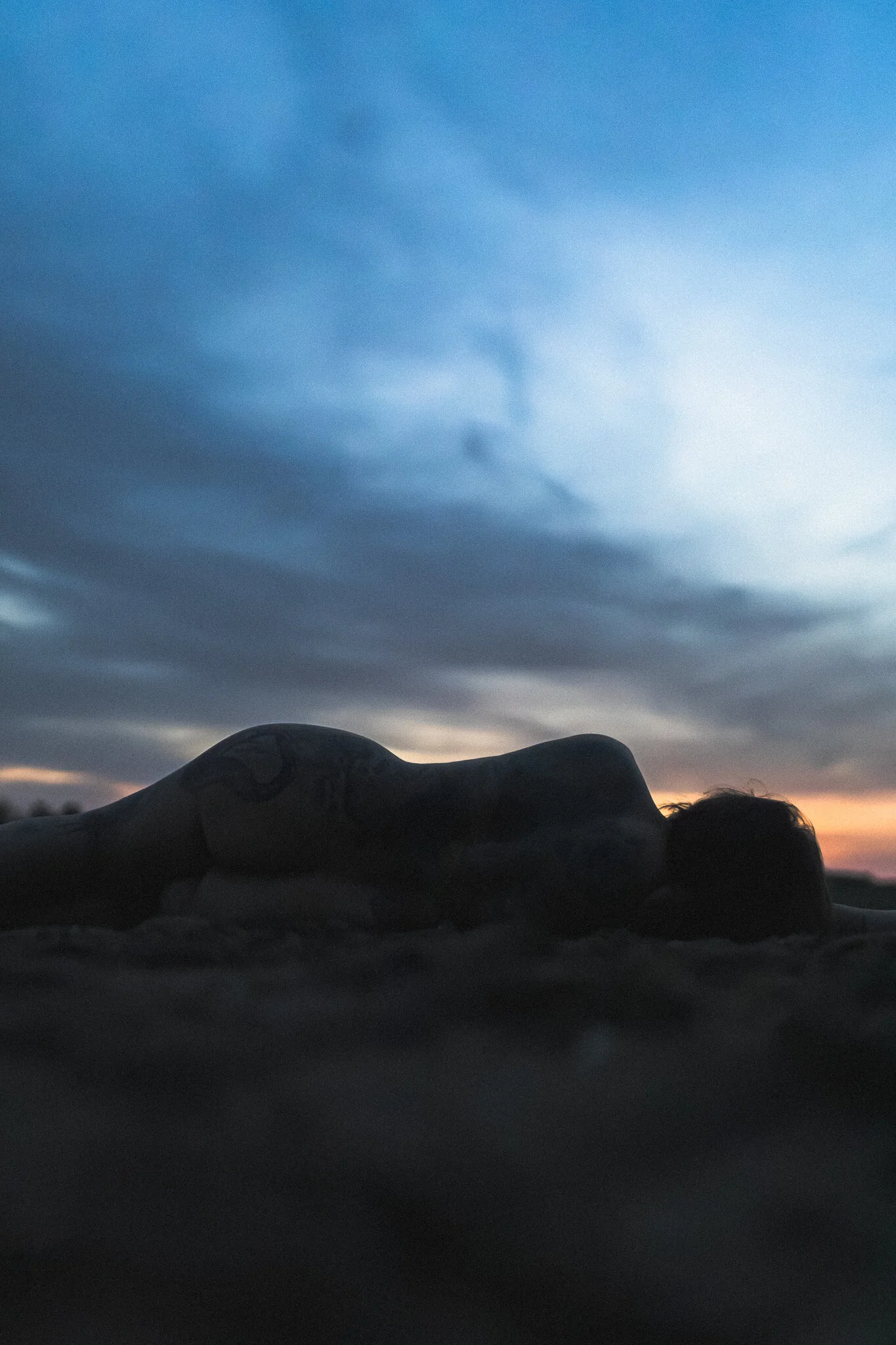 sesja plenerowa kobieta leżąca