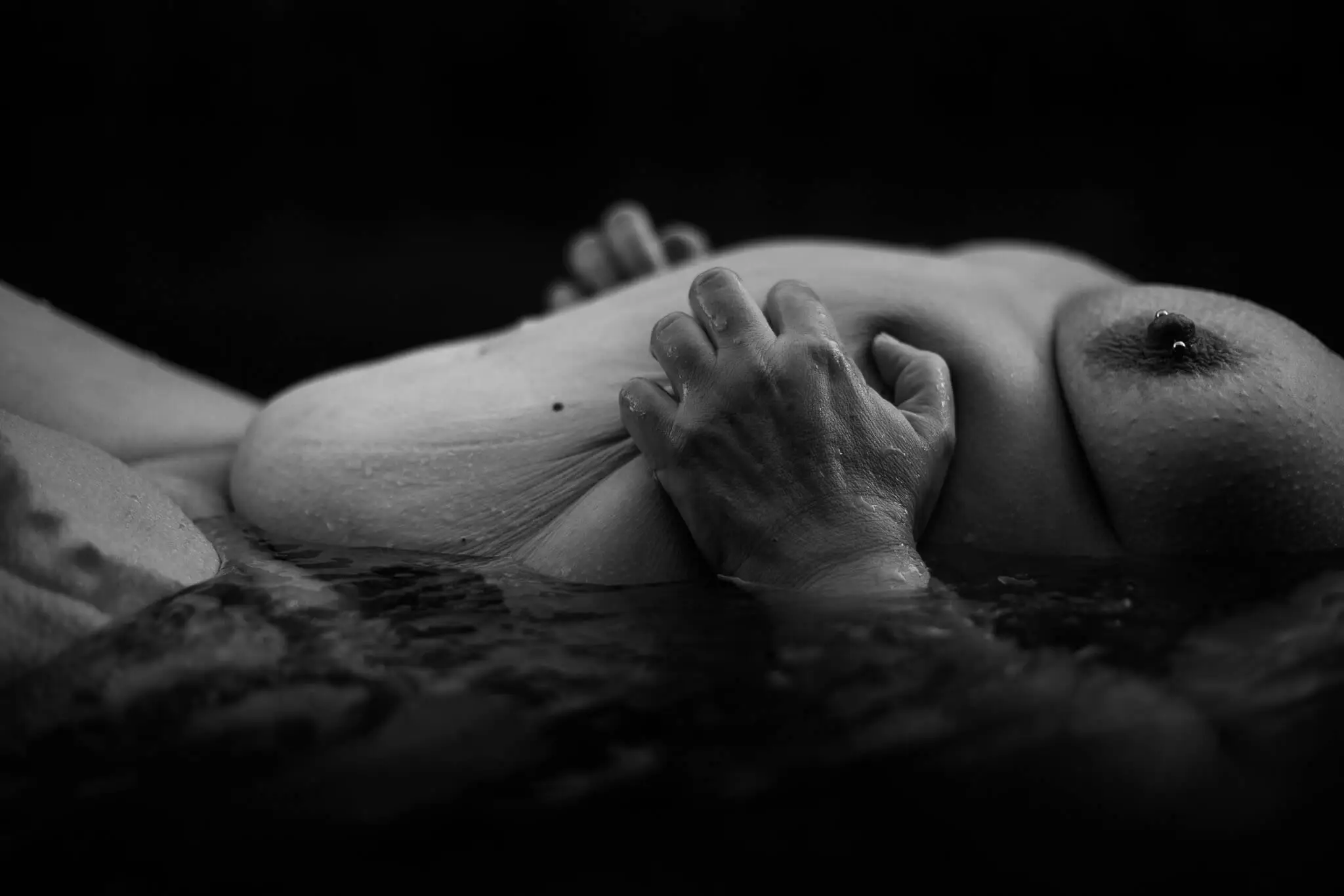 sesja plenerowa naga kobieta z tatuażami w wodzie