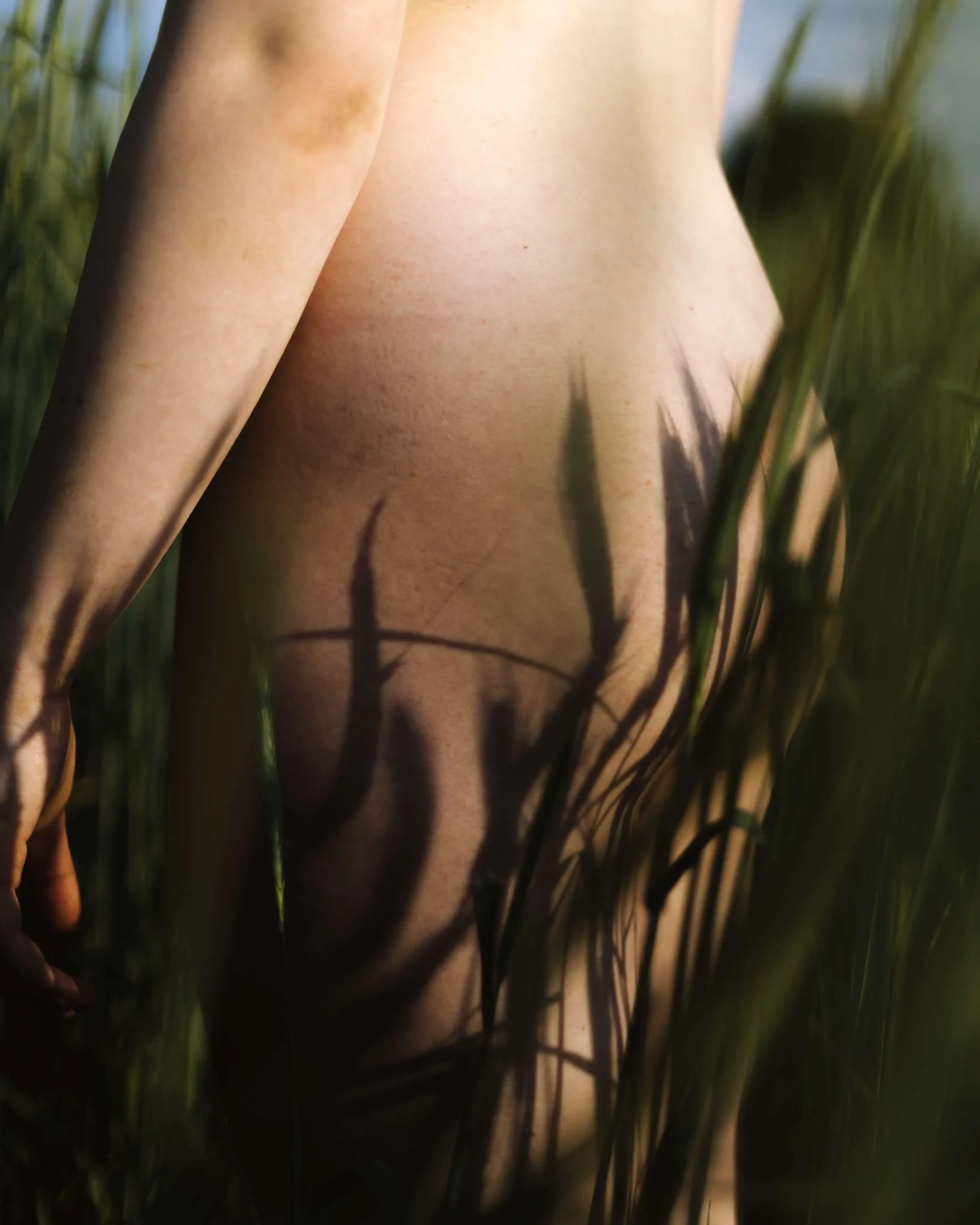 sesja plenerowa naga kobieta pośladki w trawie