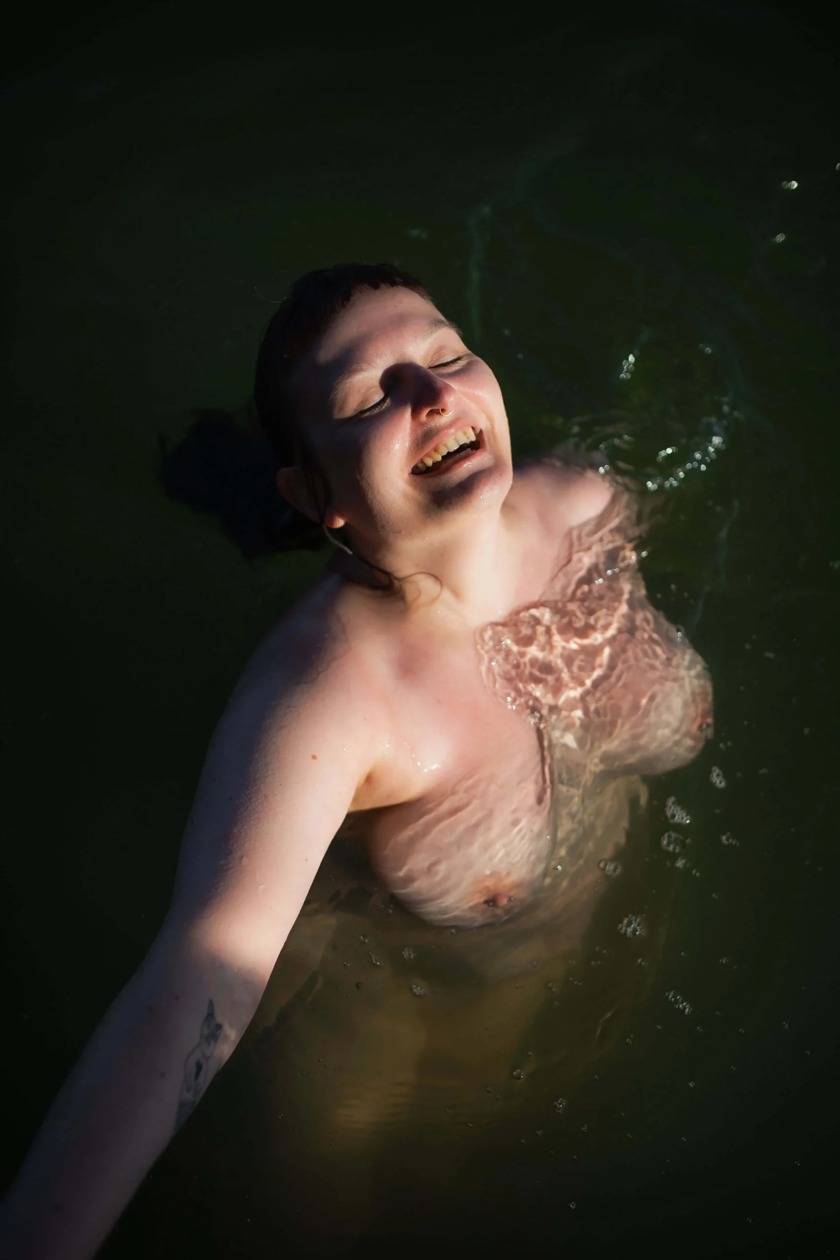 sesja plenerowa naga kobieta w wodzie akt