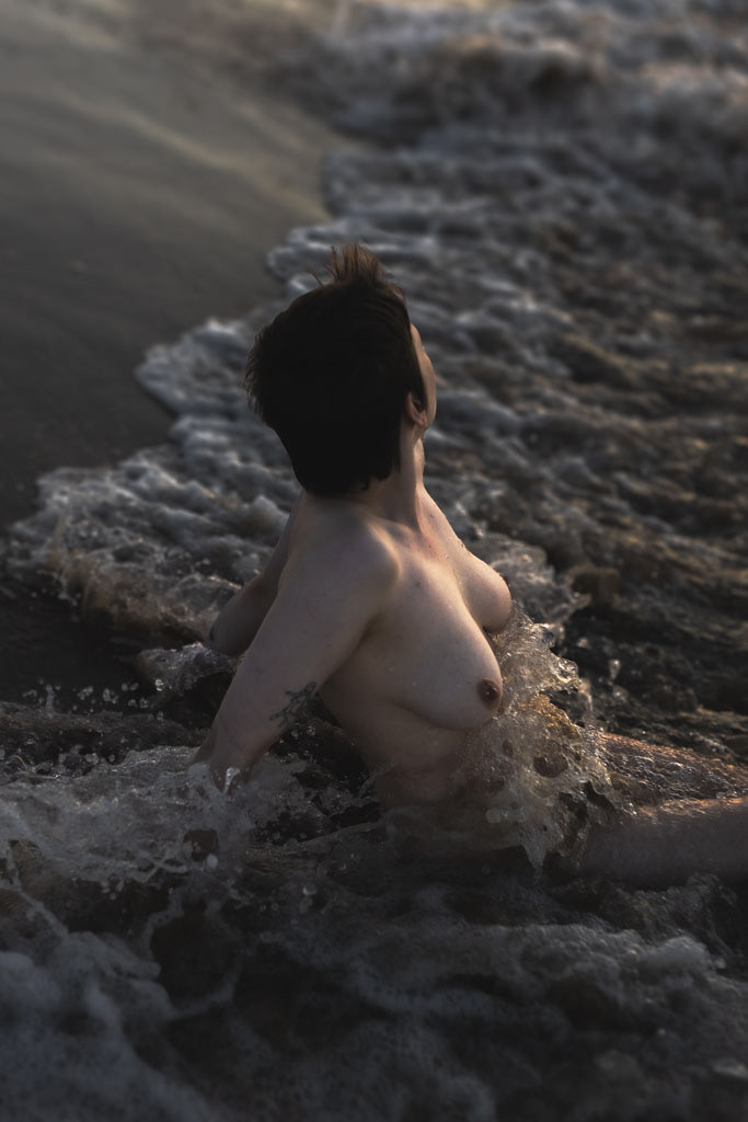 naga kobieta wśród fal sesja zdjęciowa sesja nagości