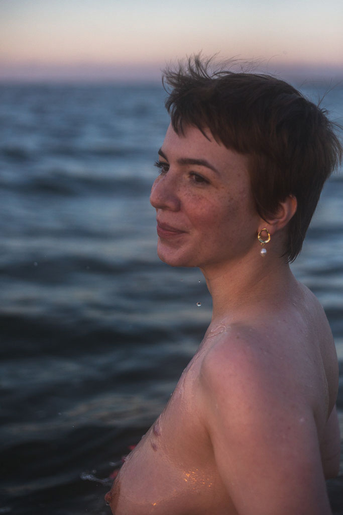 Kobiecy ciałożyczliwy portret podczas arteterapeutycznej sesji zdjęciowej nagości