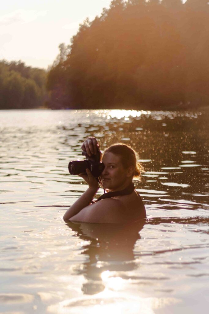 ciałożyczliwa fotografka podczas sesji zdjęciowej w jeziorze