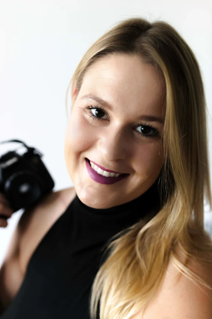 Autentyczność jako praktyka zawodowa i życiowa. O drodze jako fotografki, performerki, koordynatorki intymności opowiada Marta Młot 1 fotografka wystąpienia publiczne Marta Młot autentyczność