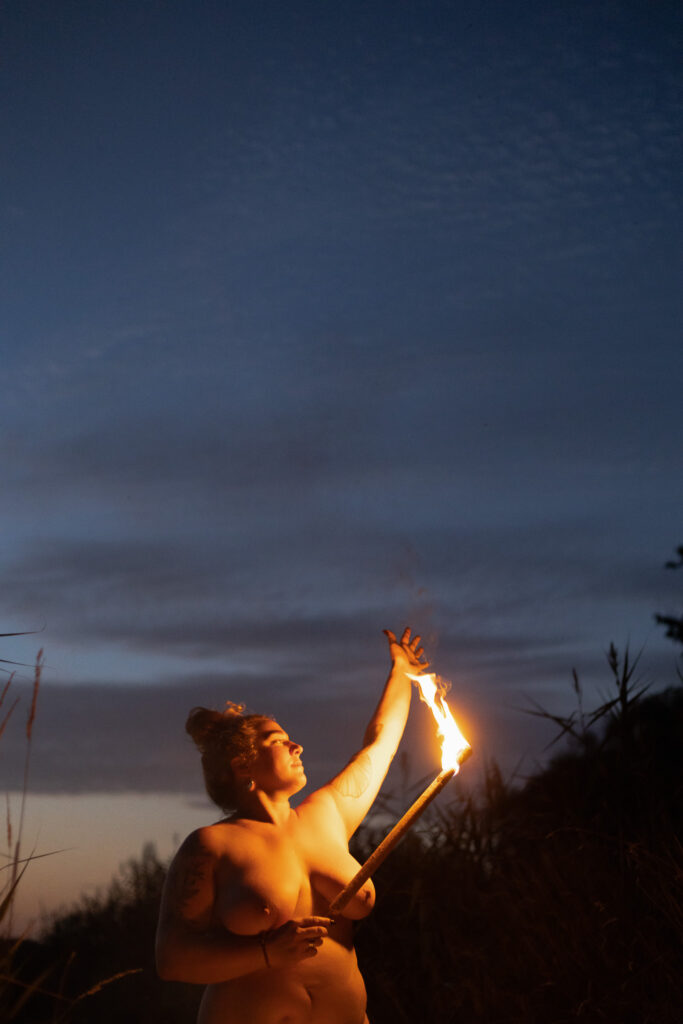 dzika kobieta z ogniem na sesji zdjęciowej