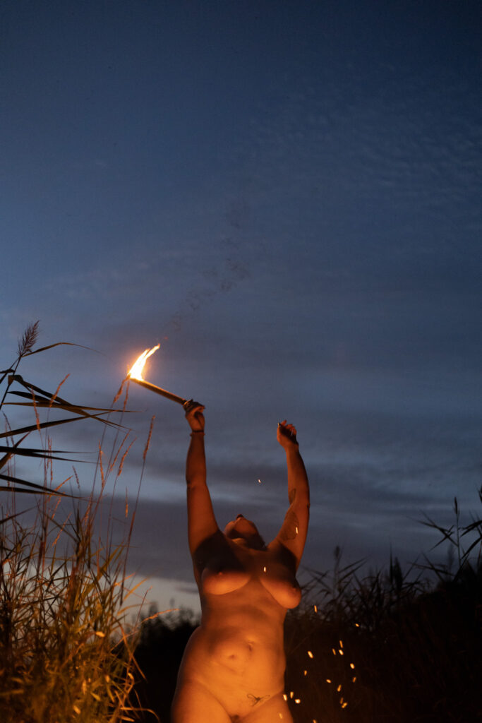 Praca z ciałem metodą fotograficznej arteterapii 3 kobieta z ogniem