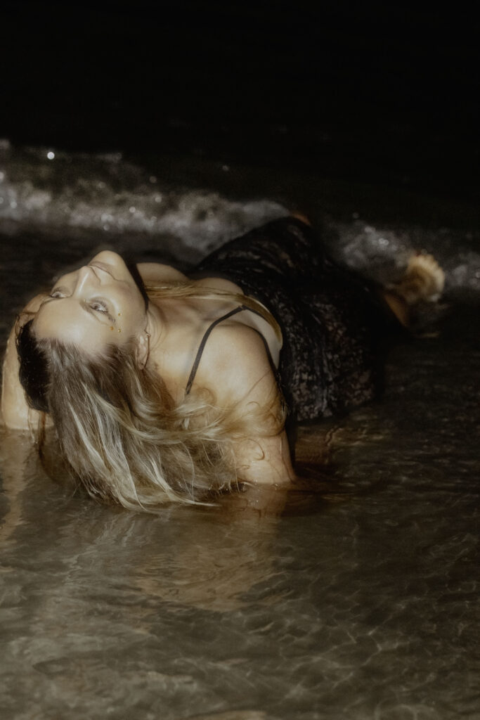 sesja nagości nad morzem