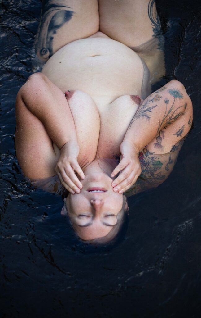 sesja nagości o wschodzie słońca