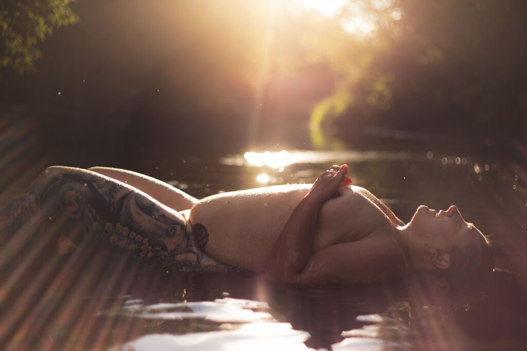sesja nagości o wschodzie słońca