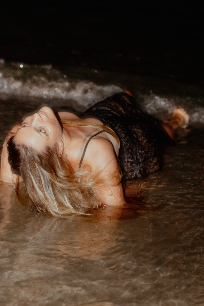 sesja nagości nad morzem w nocy